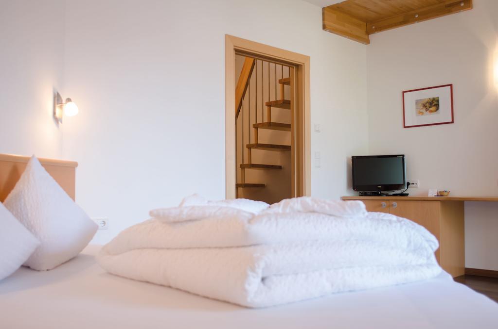 Garni Hotel Peterlinhof Caldaro Szoba fotó