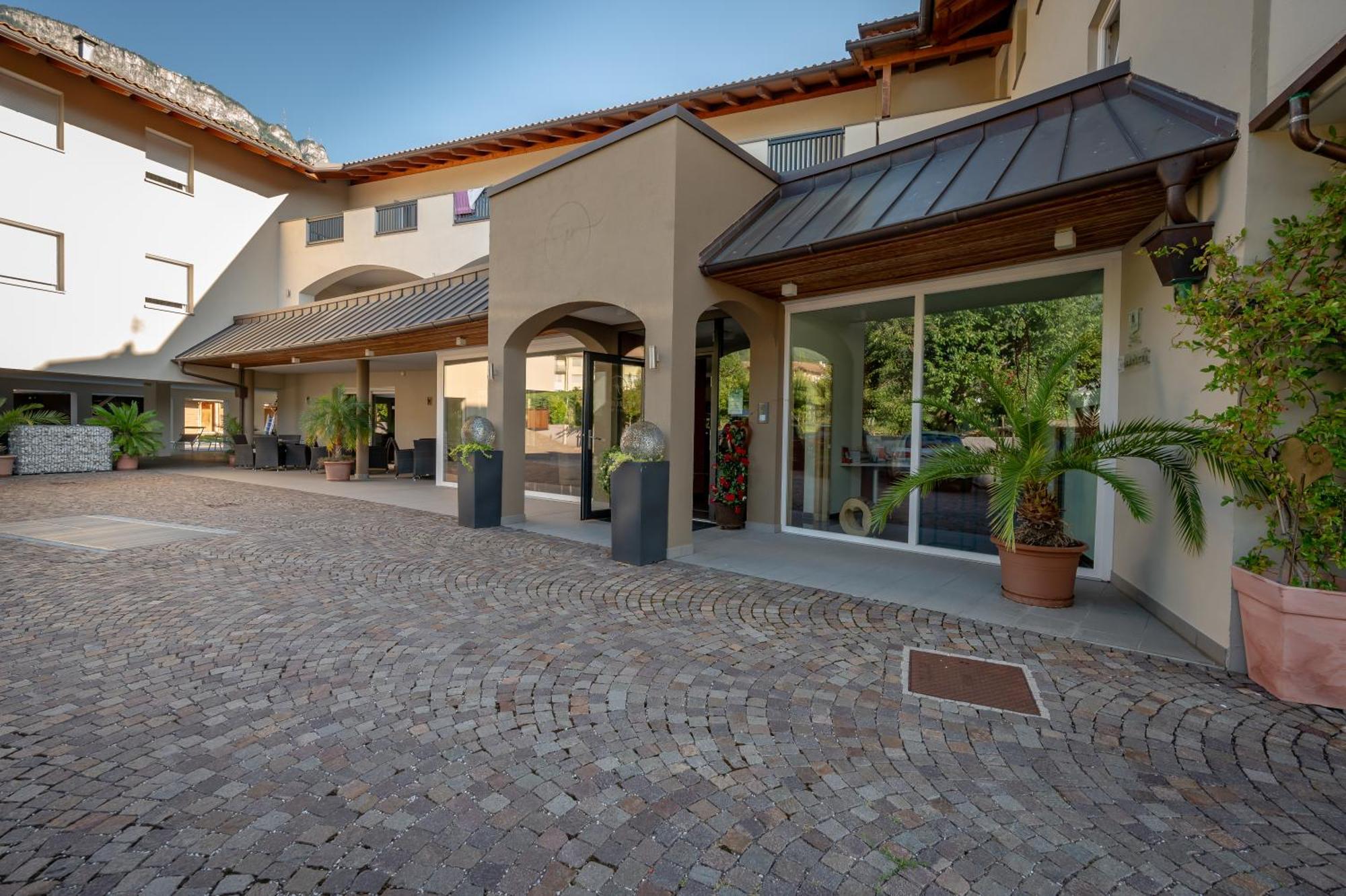 Garni Hotel Peterlinhof Caldaro Kültér fotó