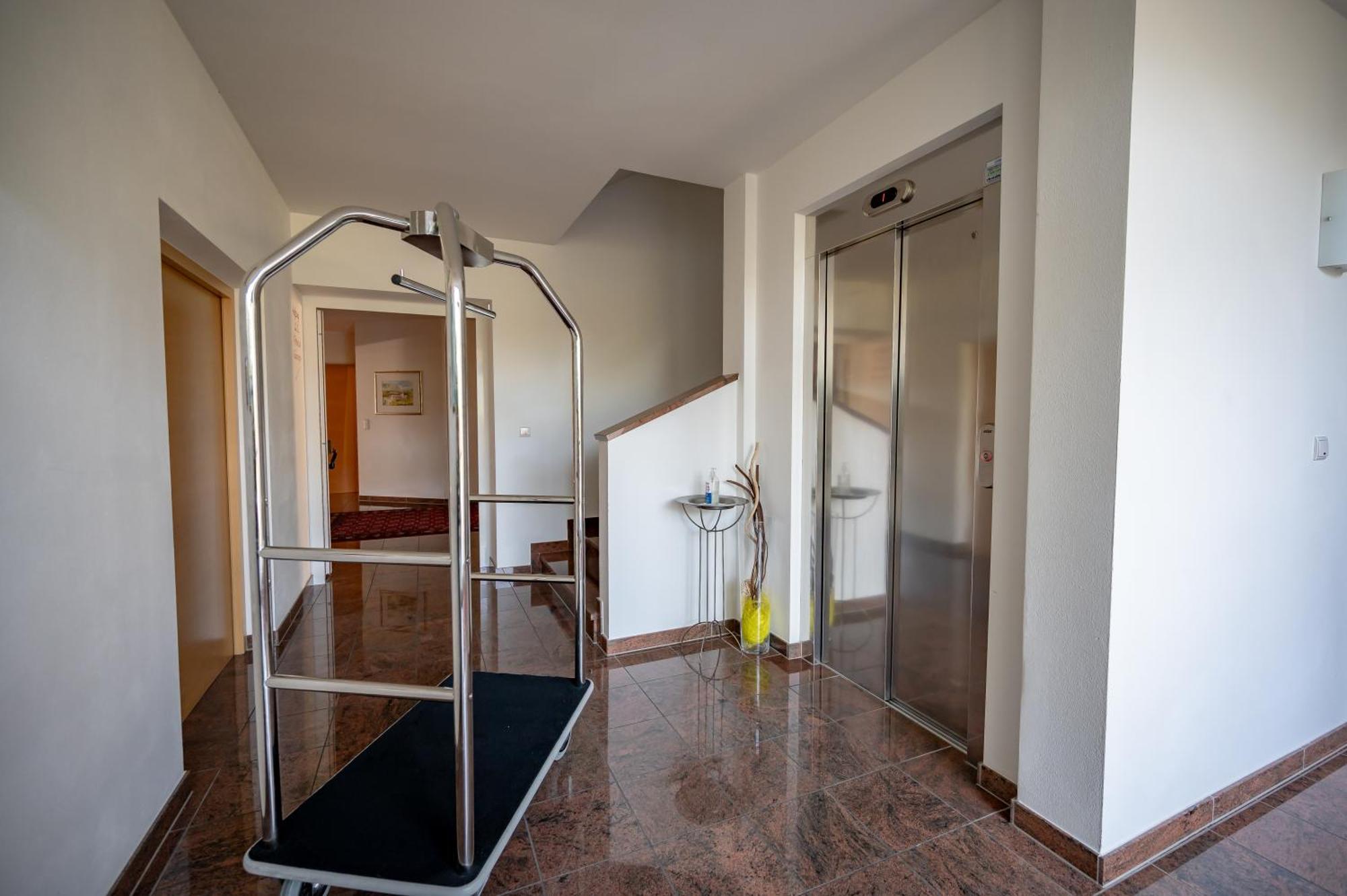 Garni Hotel Peterlinhof Caldaro Kültér fotó